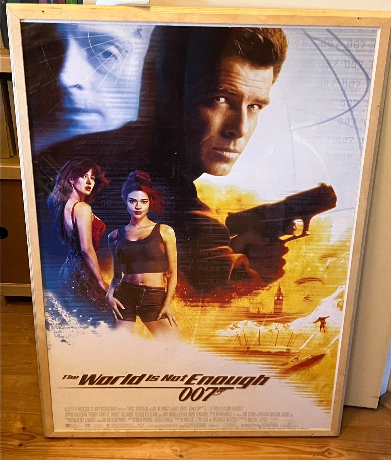 🔴GROTE James BOND Filmposter The World Is Not Enough +lijst, Ophalen, Met lijst, Deurposter of groter, Film en Tv