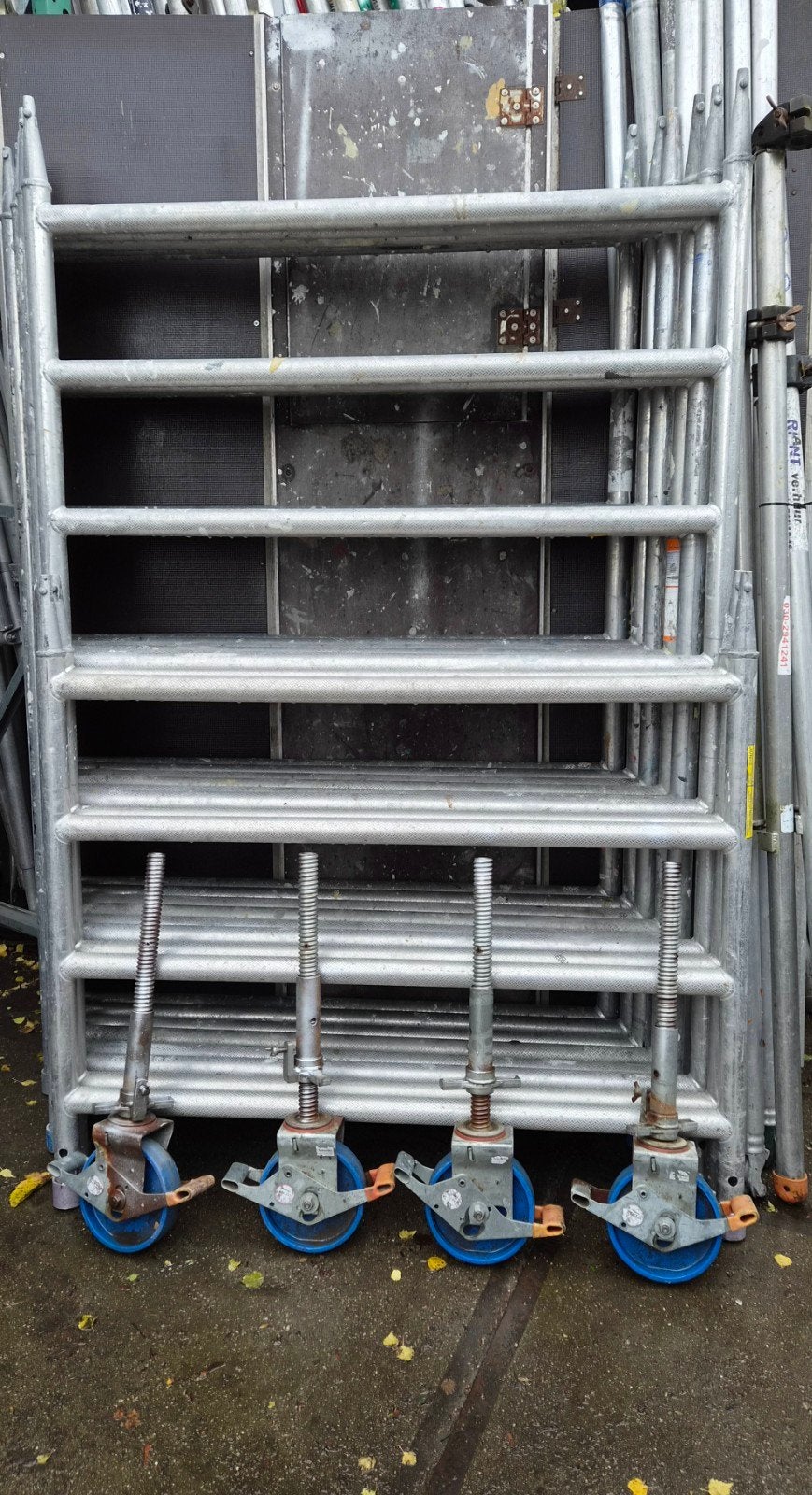 te koop zelfborgend deze 8.20 werkhoogte steiger, Ophalen of Verzenden, Rolsteiger of Kamersteiger, 5 meter of hoger