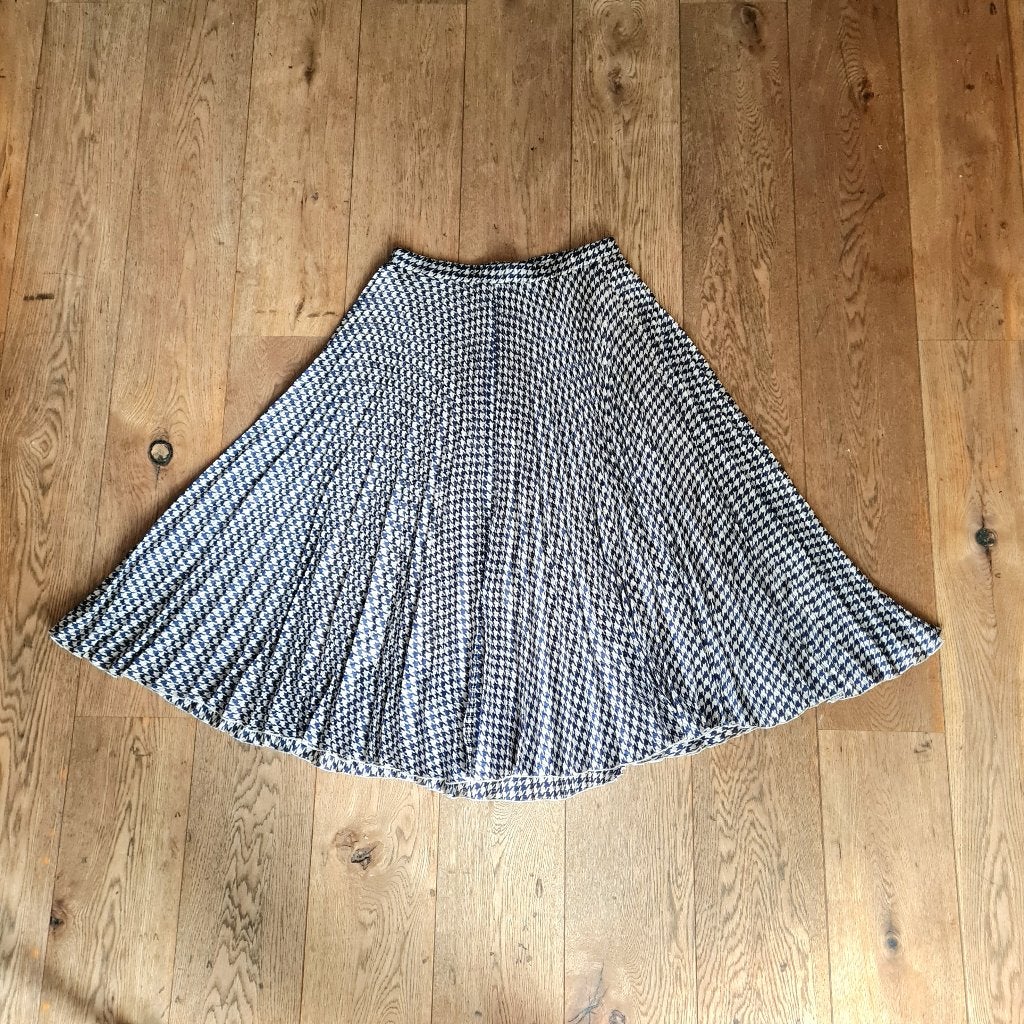 Witte en blauwe pied-de-poule A-lijn midi-rok, Meerkleurig, Maat 42/44 (L), Ophalen of Verzenden, Gedragen