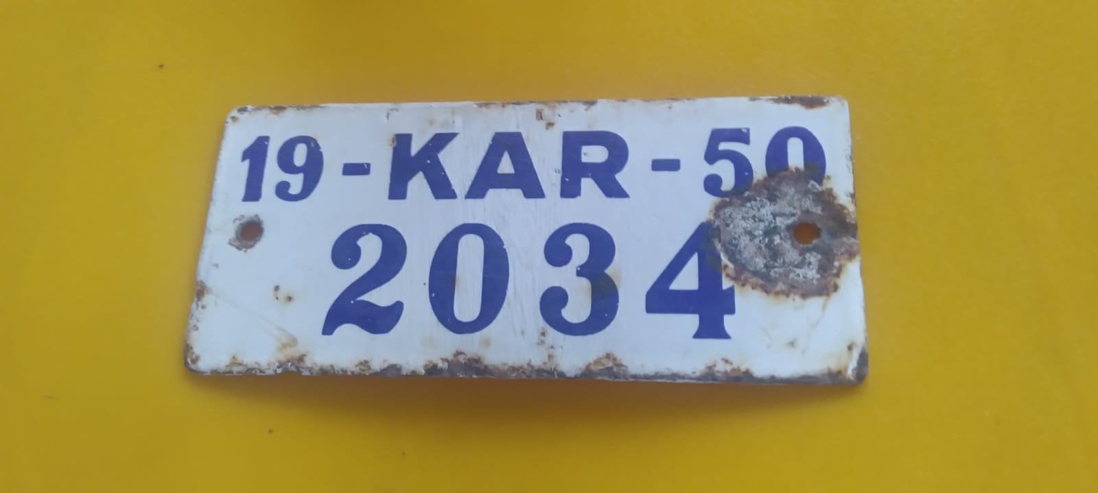 Oude emaille kentekenplaat 19-KAR-50 -  voor een ossenkar, Ophalen of Verzenden, Gebruikt, Universele onderdelen
