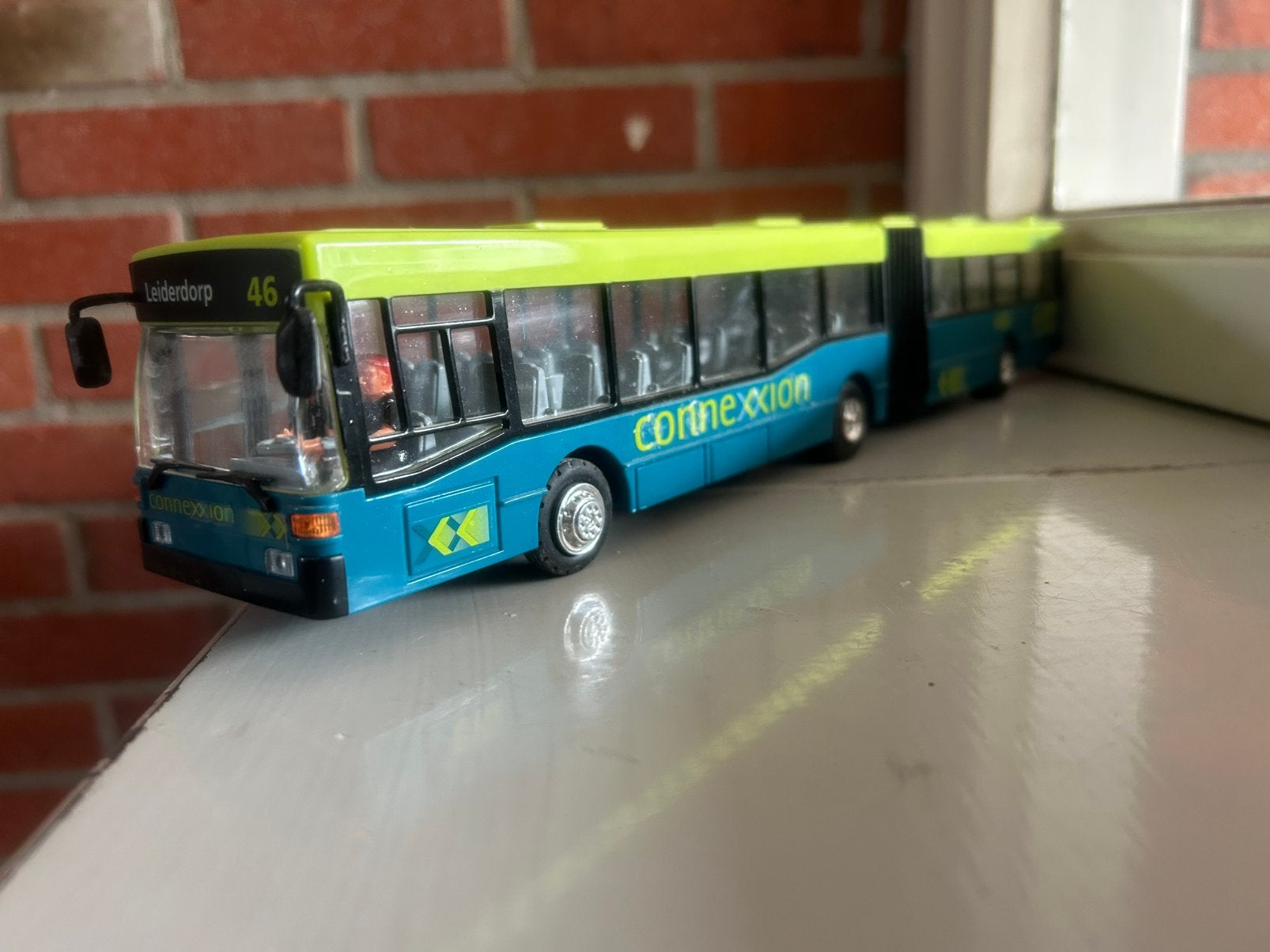 Mercedes-Benz gelede bus in de blauw-groene huisstijl van Co, Hobby en Vrije tijd, Ophalen of Verzenden, Zo goed als nieuw, Bus of Vrachtwagen