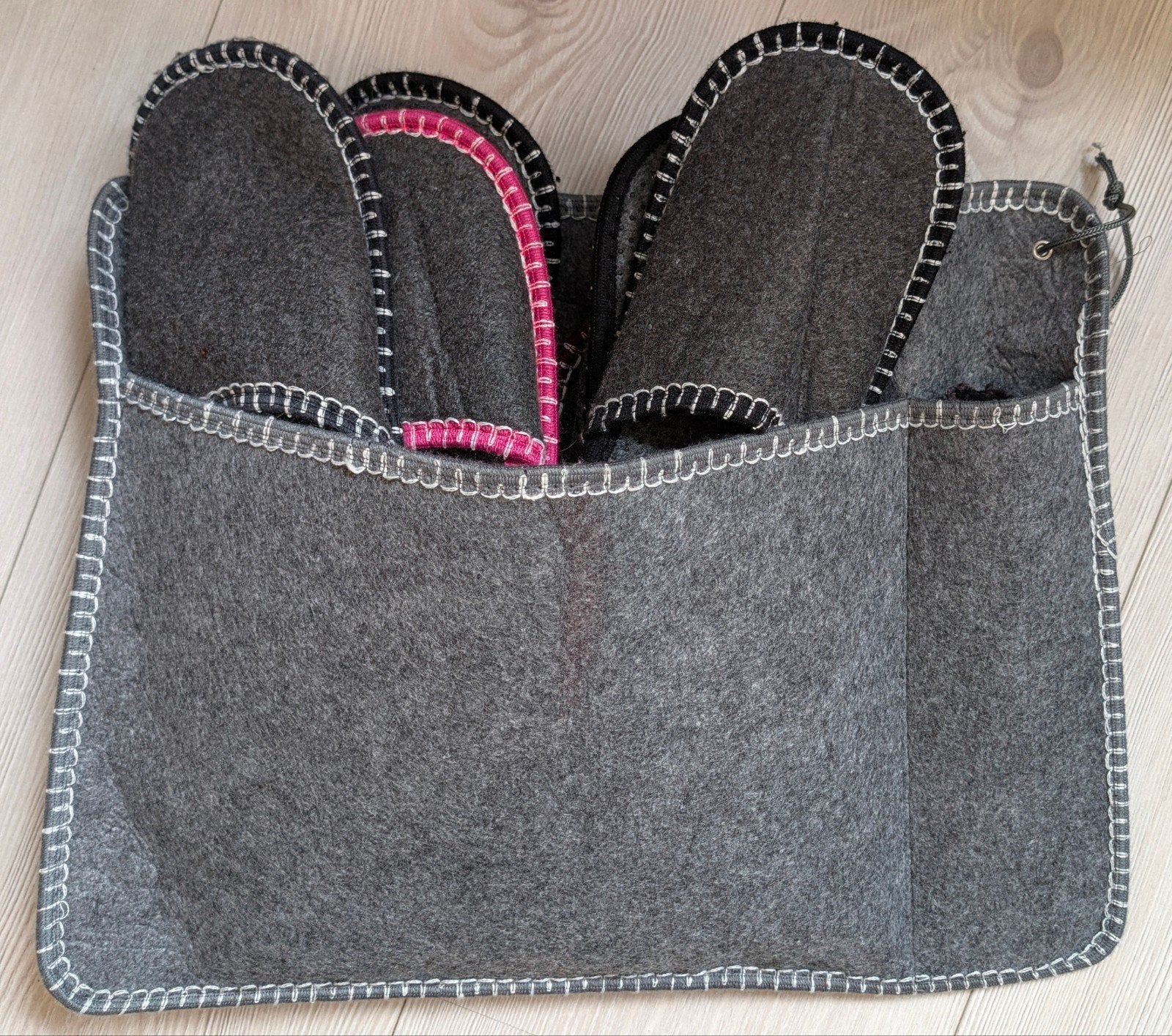 Grijze vilten gastenpantoffels met opbergtas, Ophalen of Verzenden, Zo goed als nieuw, Grijs, Textiel