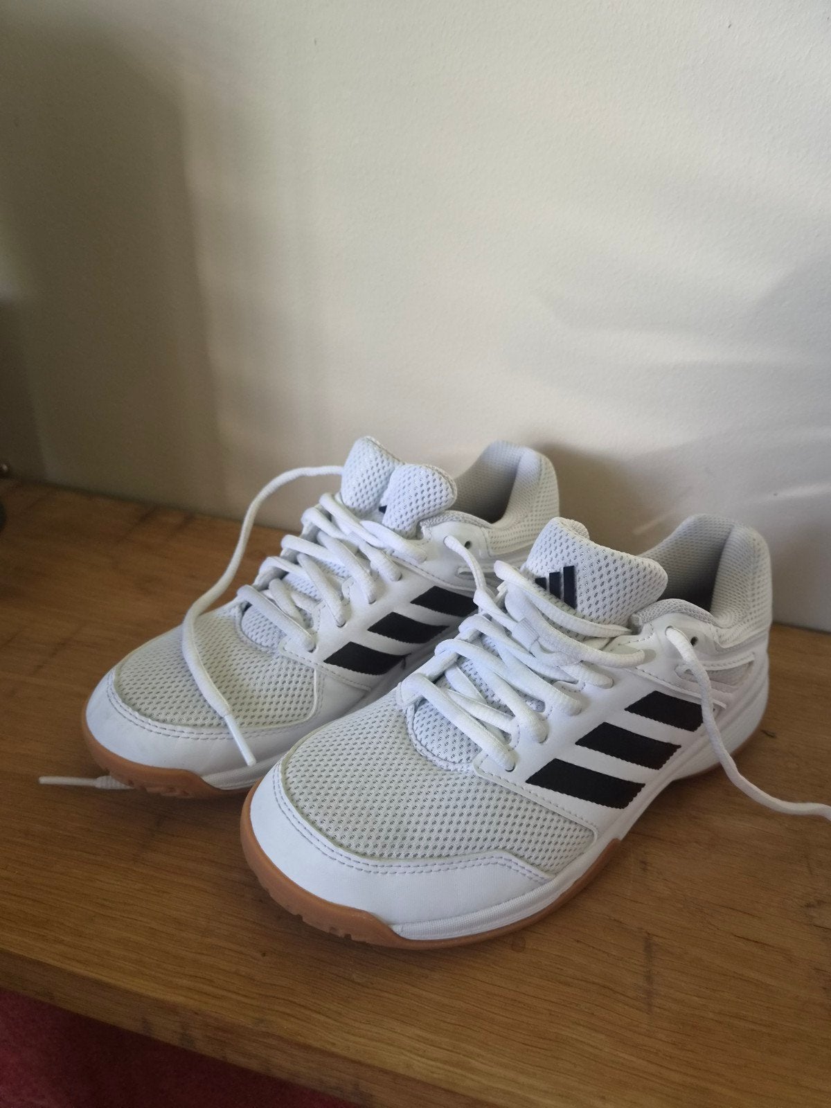 Adidas Sportschoenen - Wit met Zwarte Strepen - Maat 36 2/3, Ophalen, Adidas, Zo goed als nieuw, Wit