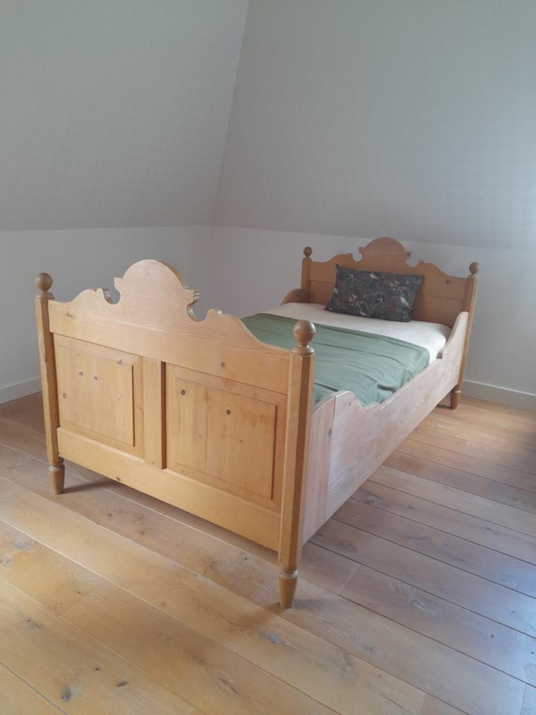 Leuk grenen bed, eenpersoons, extra breed (1.05 m), Ophalen, Beige, 200 cm, Hout