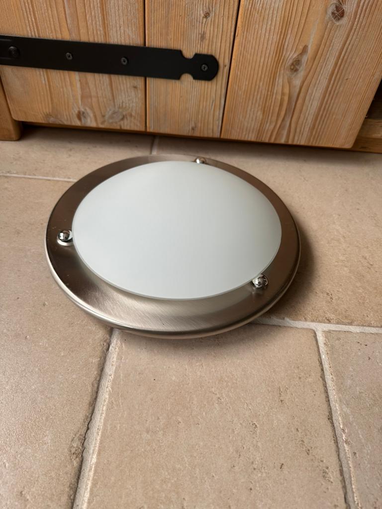Plafonnière zilverkleurige rand met melkglas kap., Ophalen of Verzenden, Zo goed als nieuw