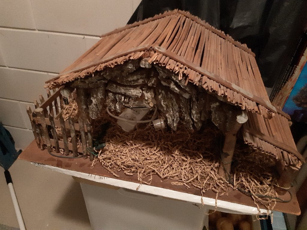 Kerststal met verlichting en kerstkribbefiguren., Ophalen, Gebruikt