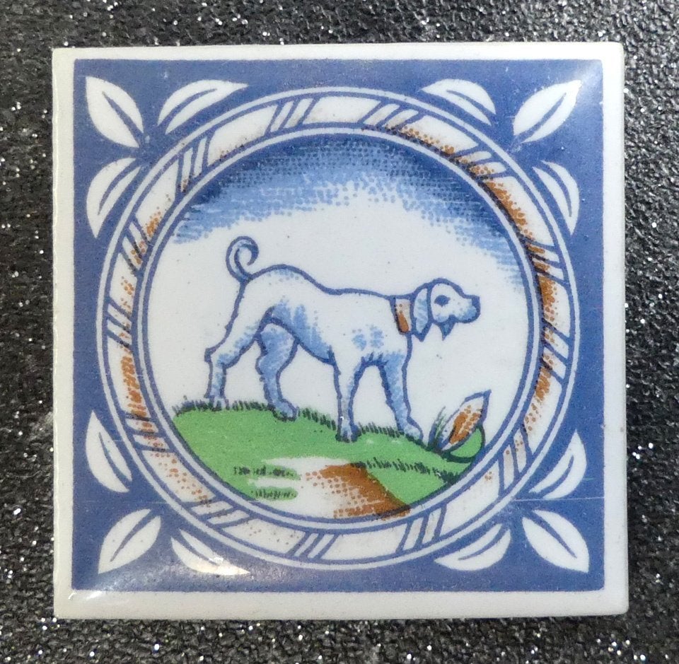 Mini tegeltje hond jachthond miniatuur tegel, Gebruikt, 4 cm, 4 cm, Ophalen of Verzenden