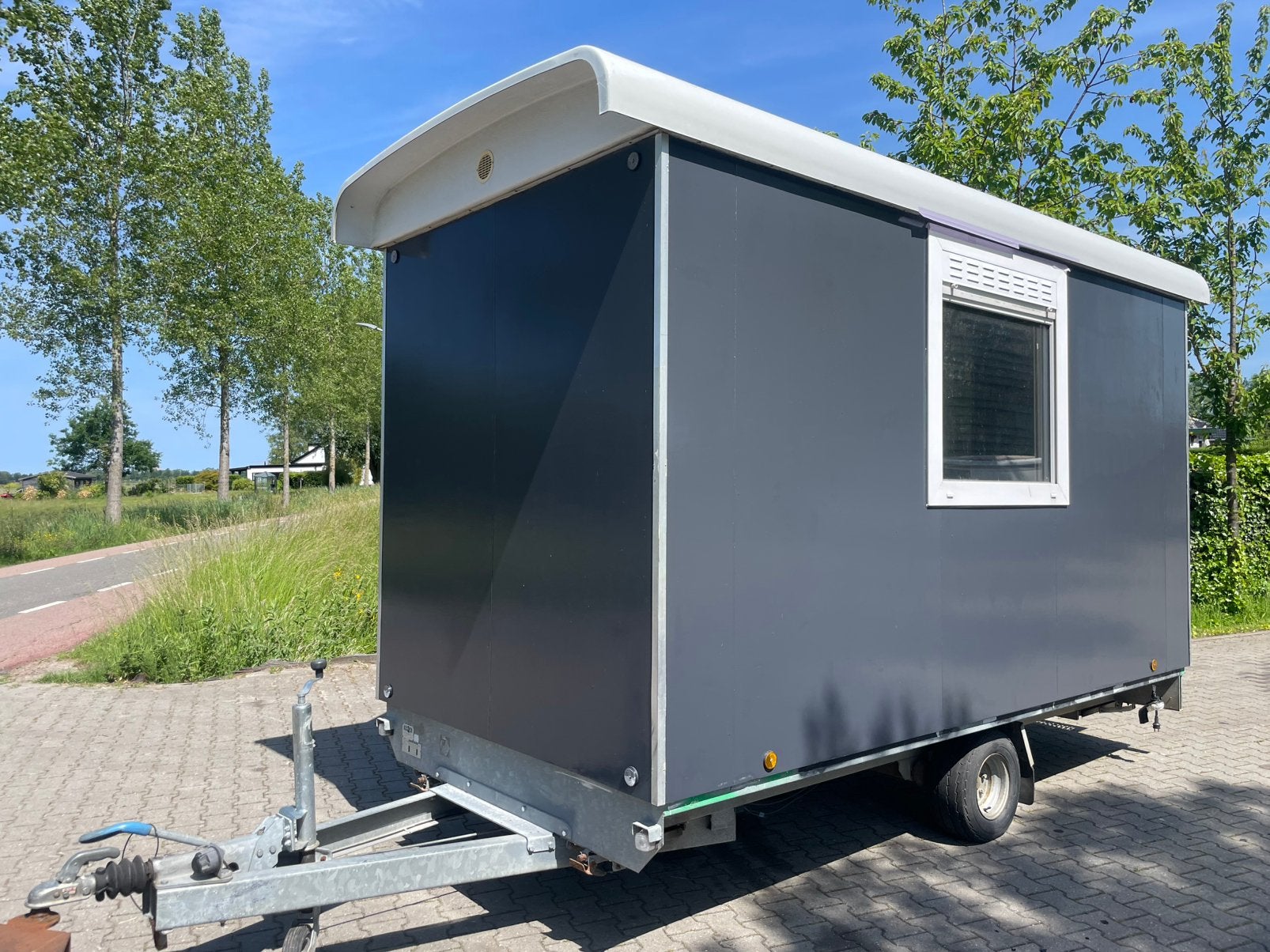 Nette snelverkeer schaftwagen met berging