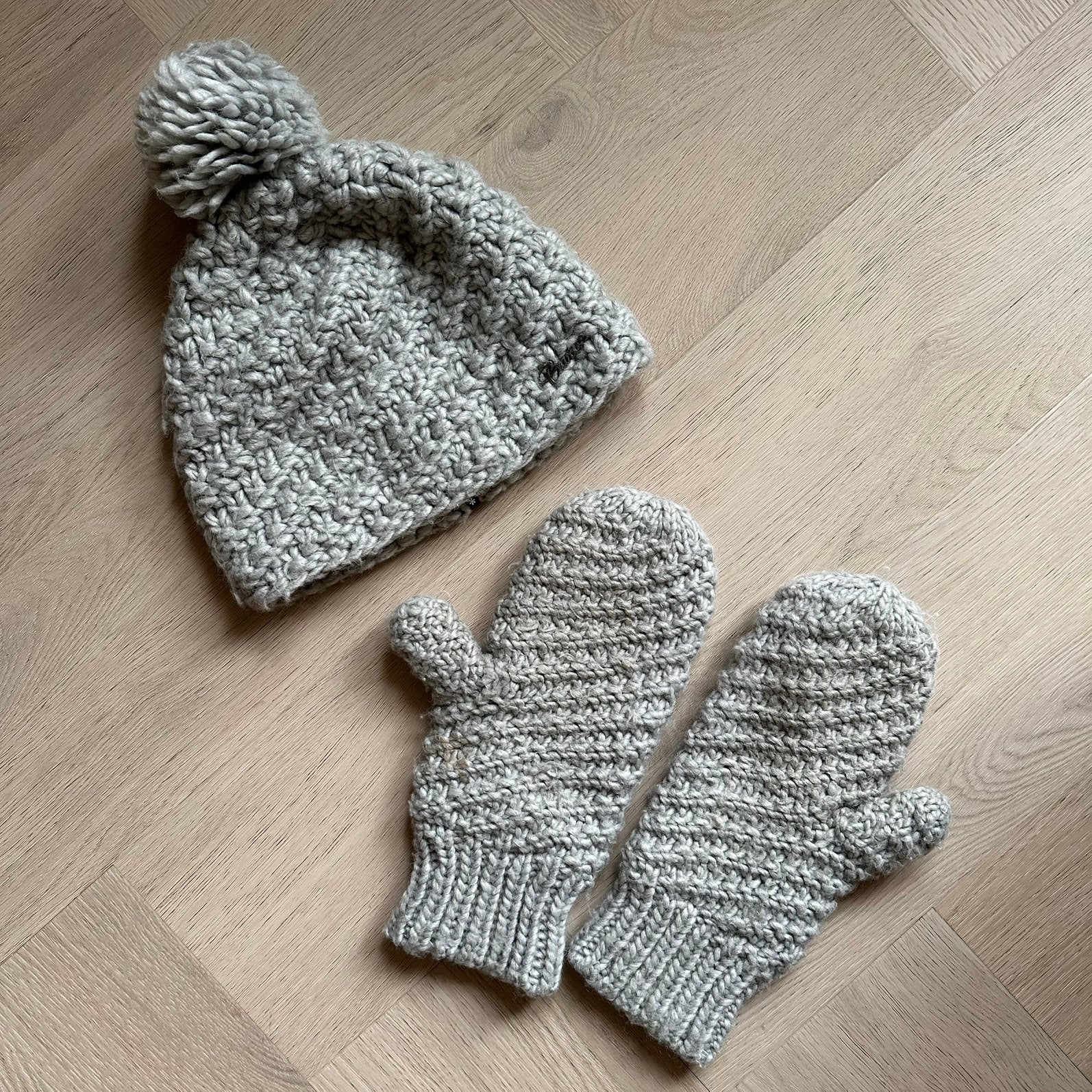 Barts grijze muts en handschoenen, wanten, grijs, Ophalen of Verzenden, Zo goed als nieuw, Muts
