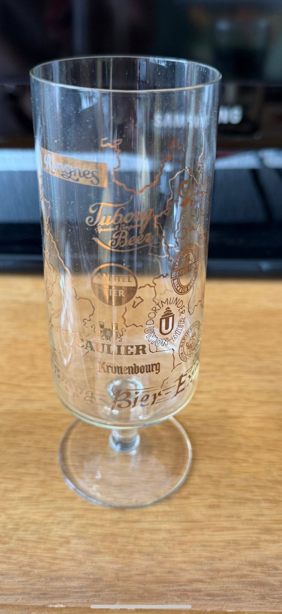 Vintage bierglas met diverse biermerken op wereldkaart, Glas of Glazen, Gebruikt, Overige merken, Vintage