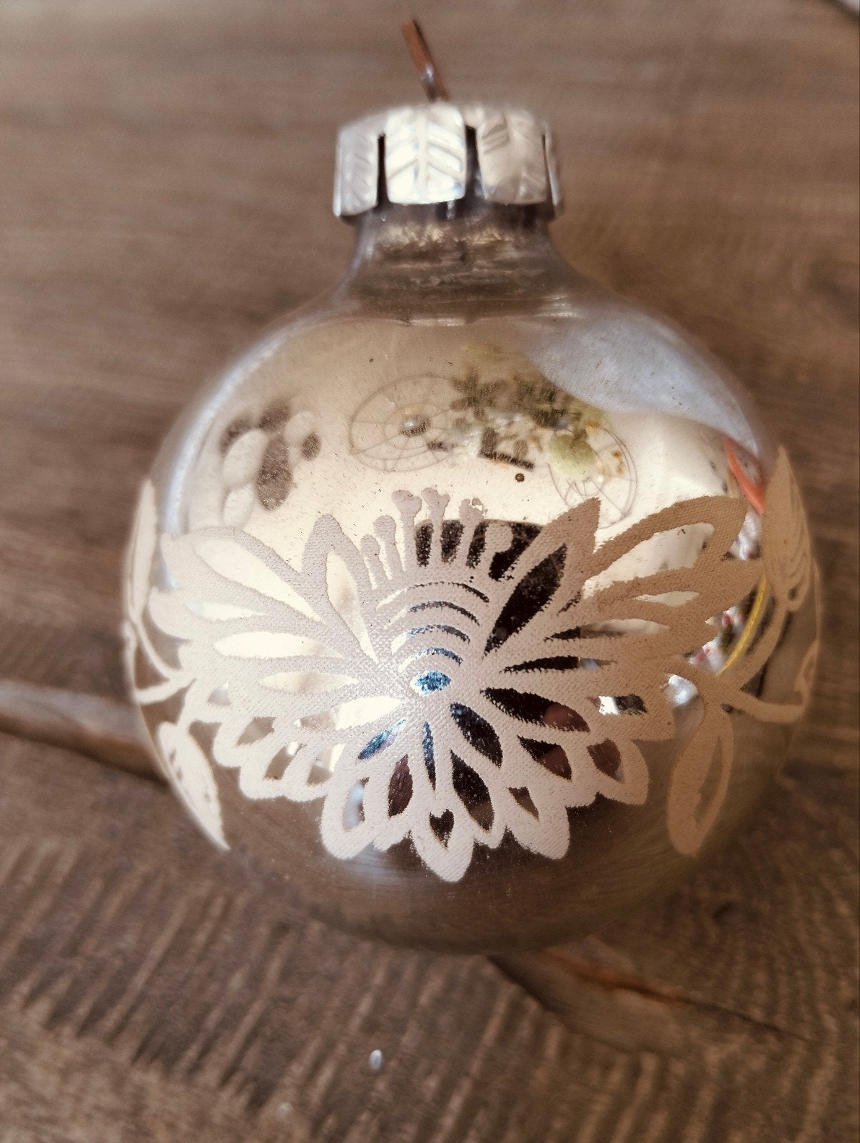 vintage kerstversiering - kerstbal zilver met bloemmotief, Ophalen of Verzenden, Gebruikt