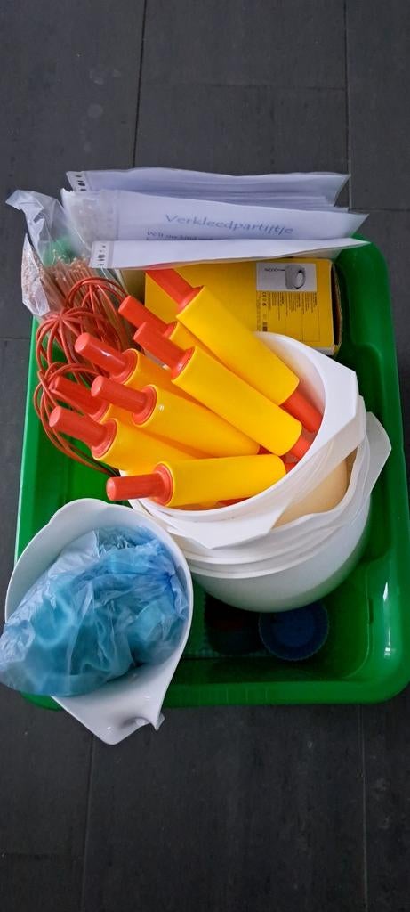 2 boxen met verkleedkleren voor verhuur kinderfeestje, Ophalen, Zo goed als nieuw