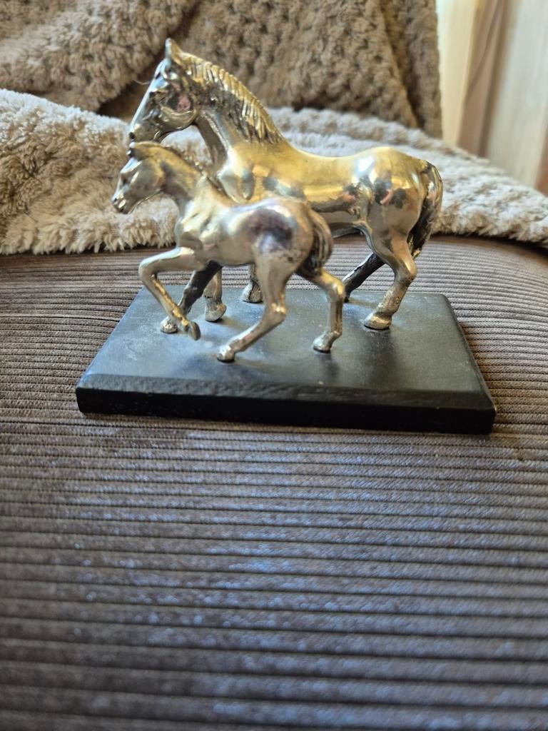 Verzilverd paard met veulen., Ophalen of Verzenden