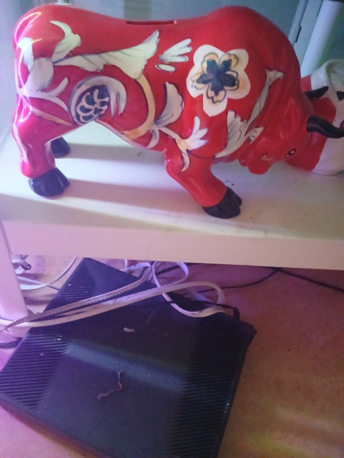Rode spaarpot stier met bloemmotief, Ophalen of Verzenden