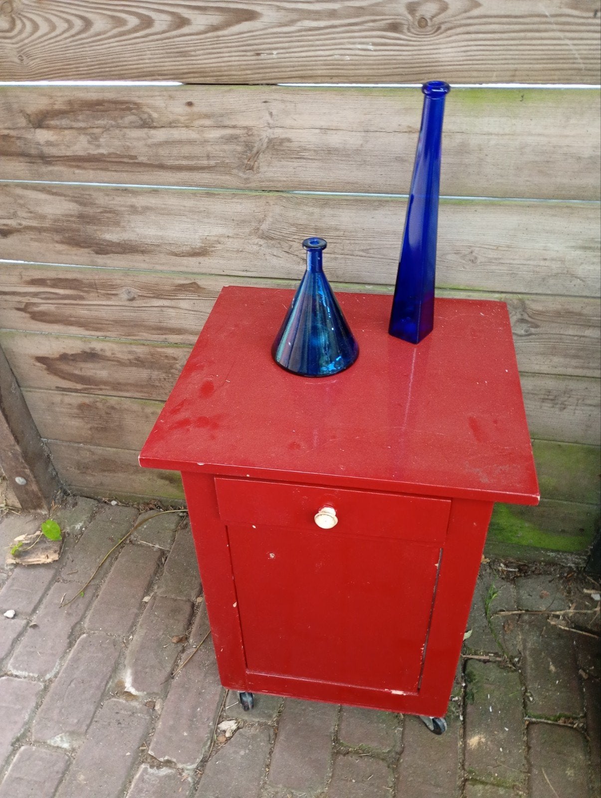 Oud rood nachtkastje, Ophalen, Minder dan 45 cm