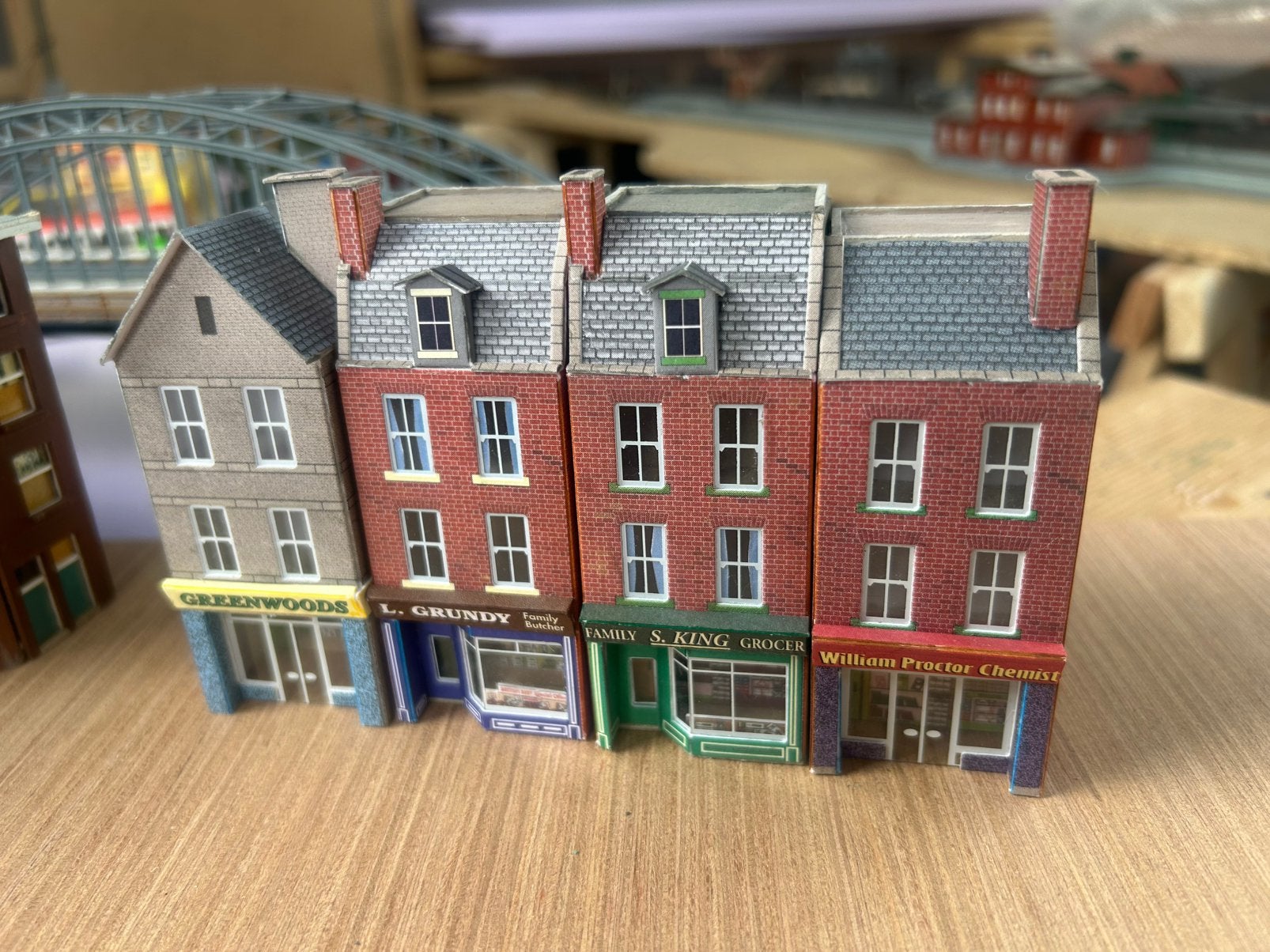 4 N spoor laser cut gebouwen 1:160 mooi details, Hobby en Vrije tijd, Modeltreinen | N-Spoor, Overige merken, Gelijkstroom of Wisselstroom