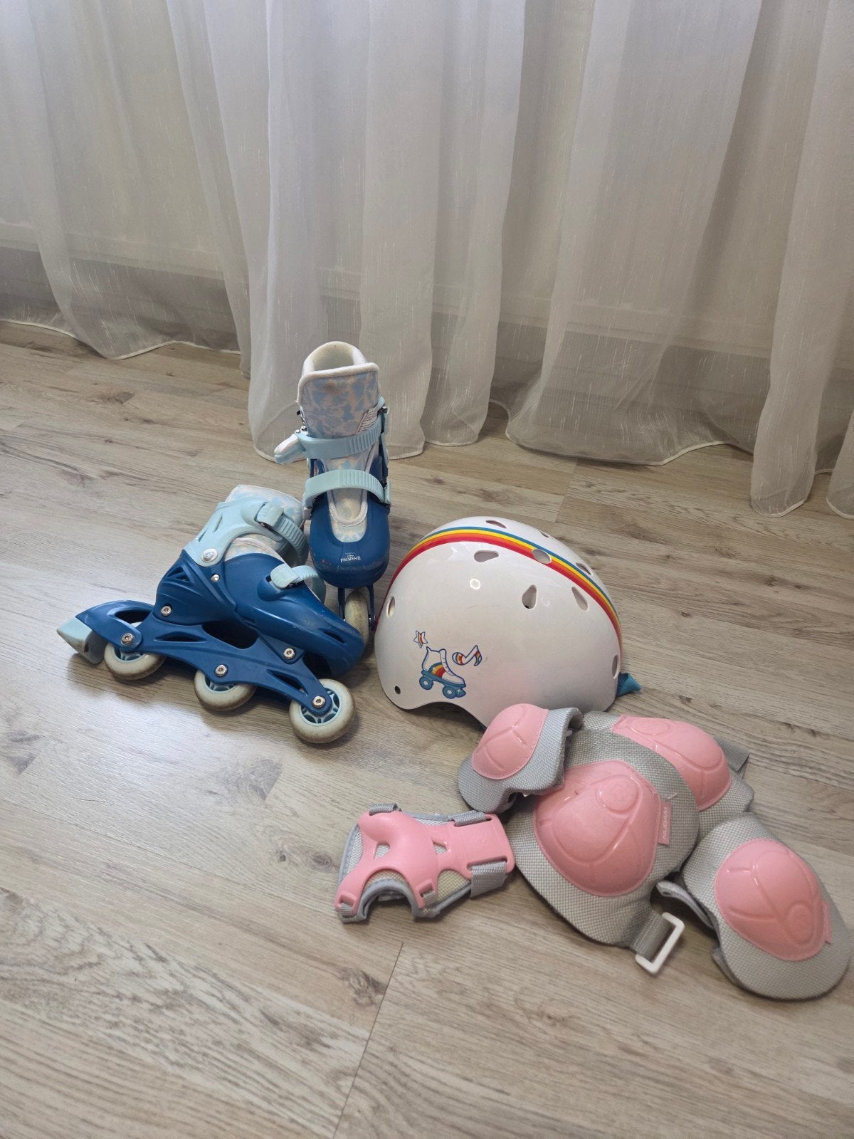 Verstelbare kinder rolschaatsen met helm en bescherming, Sport en Fitness, Ophalen, Gebruikt, Overige typen