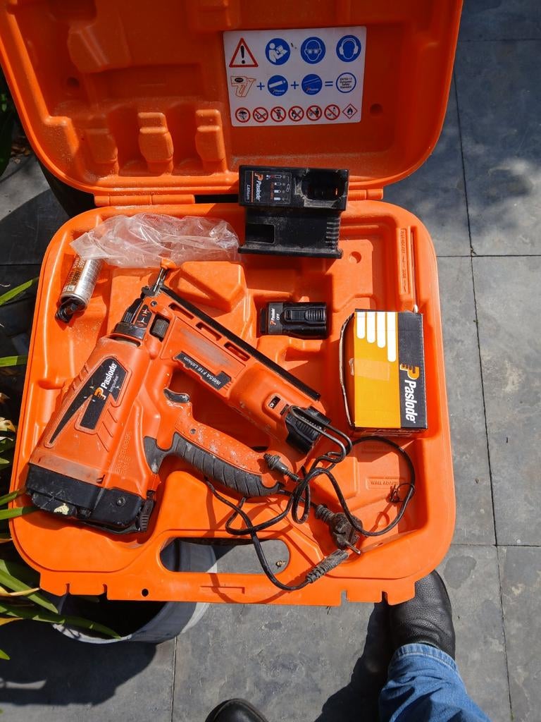 Paslode IM65A F16 Lithium tacker met 2 accu's, Doe-het-zelf en Verbouw, Ophalen, Zo goed als nieuw