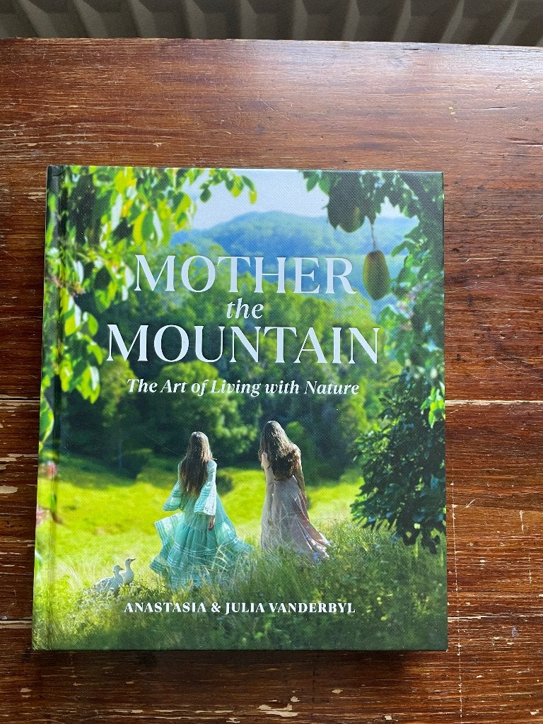 Anastasia & Julia Vanderbyl Mother the Mountain 2023 nieuw, Spiritualiteit algemeen, Nieuw, Ophalen of Verzenden, Anastasia & Julia Vanderbyl