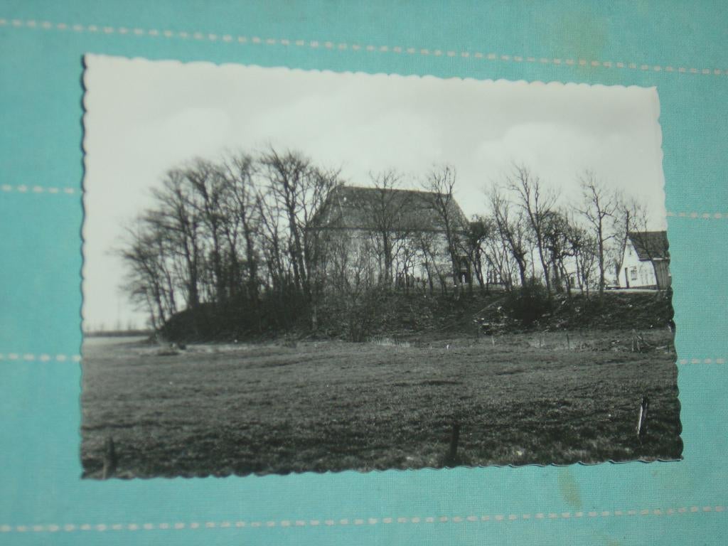 11) Zwart-wit ansichtkaart kerk op de terp te Wetzens, Ophalen of Verzenden, 1960 tot 1980, Ongelopen, Friesland
