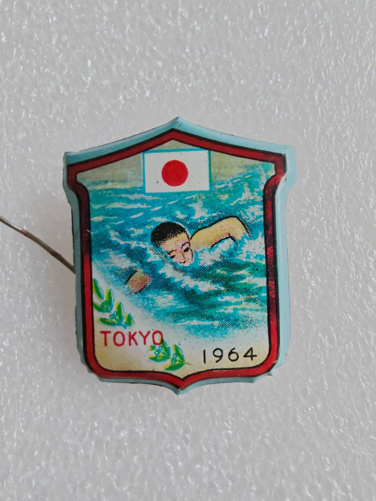 Vintage speldje Tokyo 1964 - Olympische Spelen zwemmer, Ophalen of Verzenden, Gebruikt, Sport, Speldje of Pin