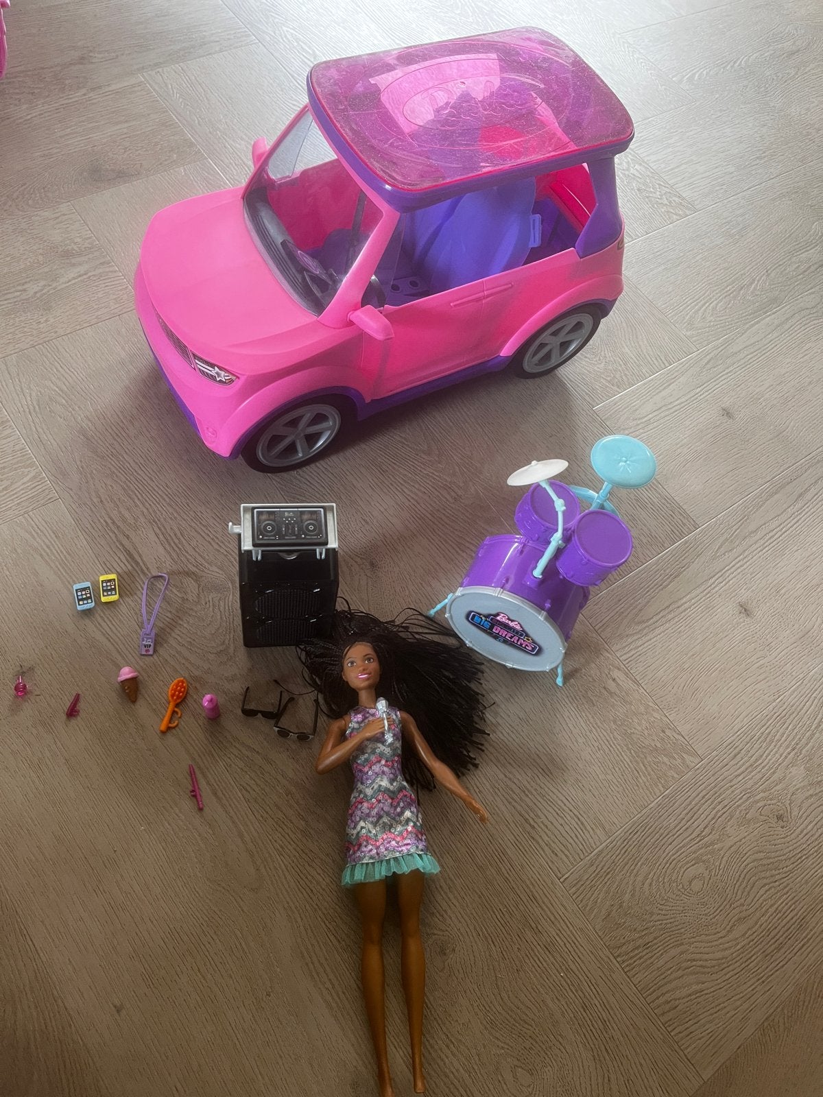Barbie pop met auto, drumstel en accessoires, Ophalen of Verzenden, Gebruikt, Barbie