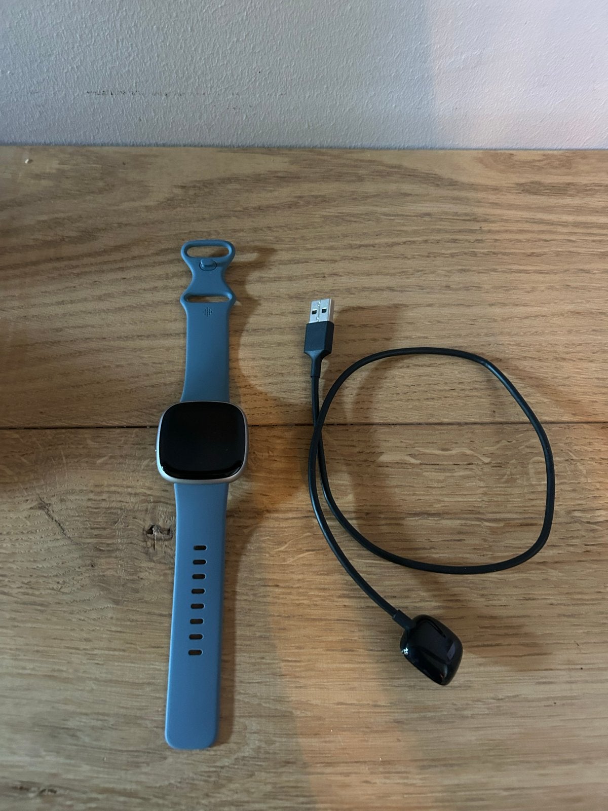 Fitbit Versa 4 Smartwatch Blauw + Oplader - Nieuwstaat, Blauw, Ophalen of Verzenden, Zo goed als nieuw, X