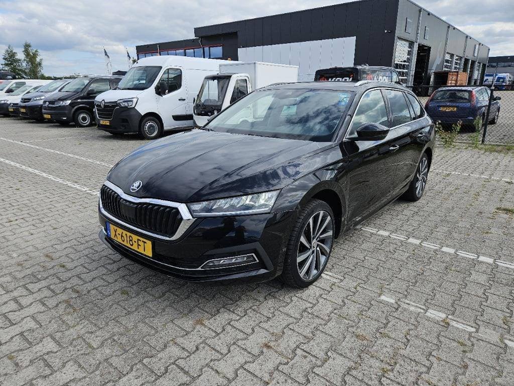 Skoda Octavia 1.4 PHEV 245pk 2023, Trekhaak,Virtual Dash,Led, Auto's, Dealer onderhouden, Stof, Zwart, 4 cilinders