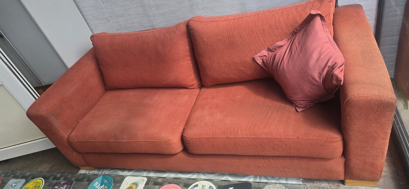 Comfortabele oranje tweezitsbank, Modern, Comfortabel, Gebruikt, 150 tot 200 cm, Tweepersoons