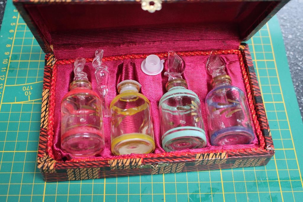 mooie oude doos met parfumset ,, Ophalen of Verzenden