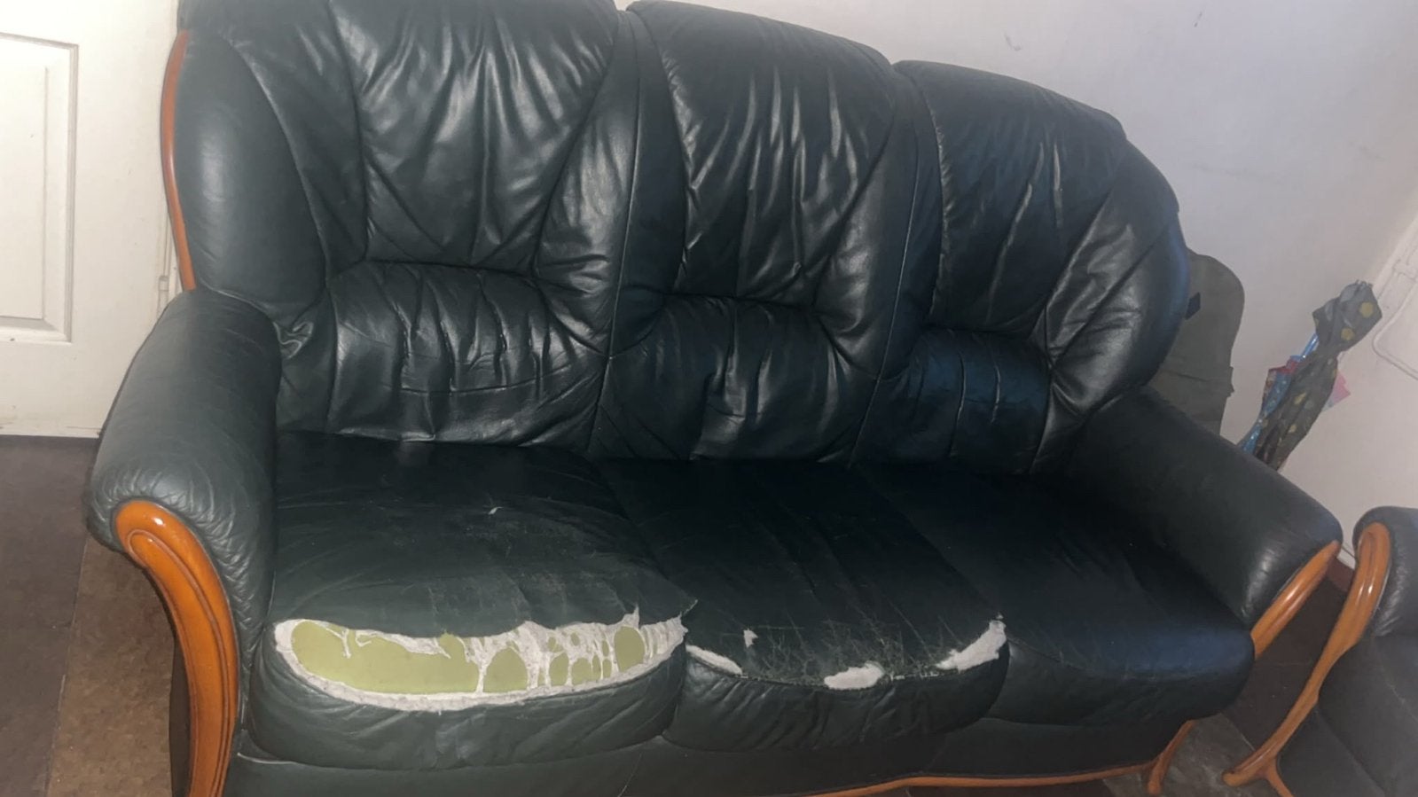 Gebruikte leren bank met beschadigingen, Gebruikt, 150 tot 200 cm, Tweepersoons, Ophalen of Verzenden