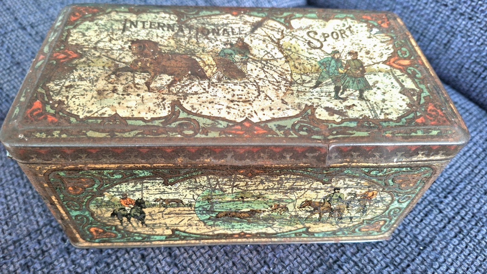 Antiek metalen doos met oude knopen., Ophalen