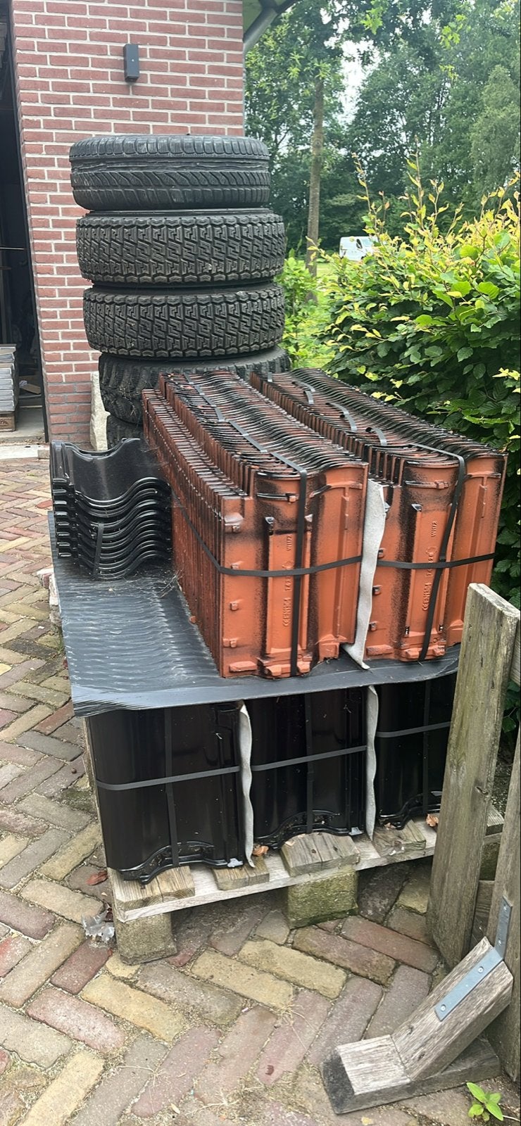 Nieuwe en gebruikte dakpannen - diverse kleuren en types, Doe-het-zelf en Verbouw, Ophalen, Steen of Klei, Zwart, Nieuw