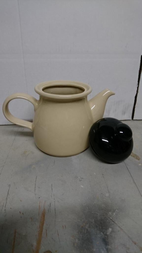 Theepot uit GDR/DDR tijd

Zwart/ Crème

Vintage, Ophalen