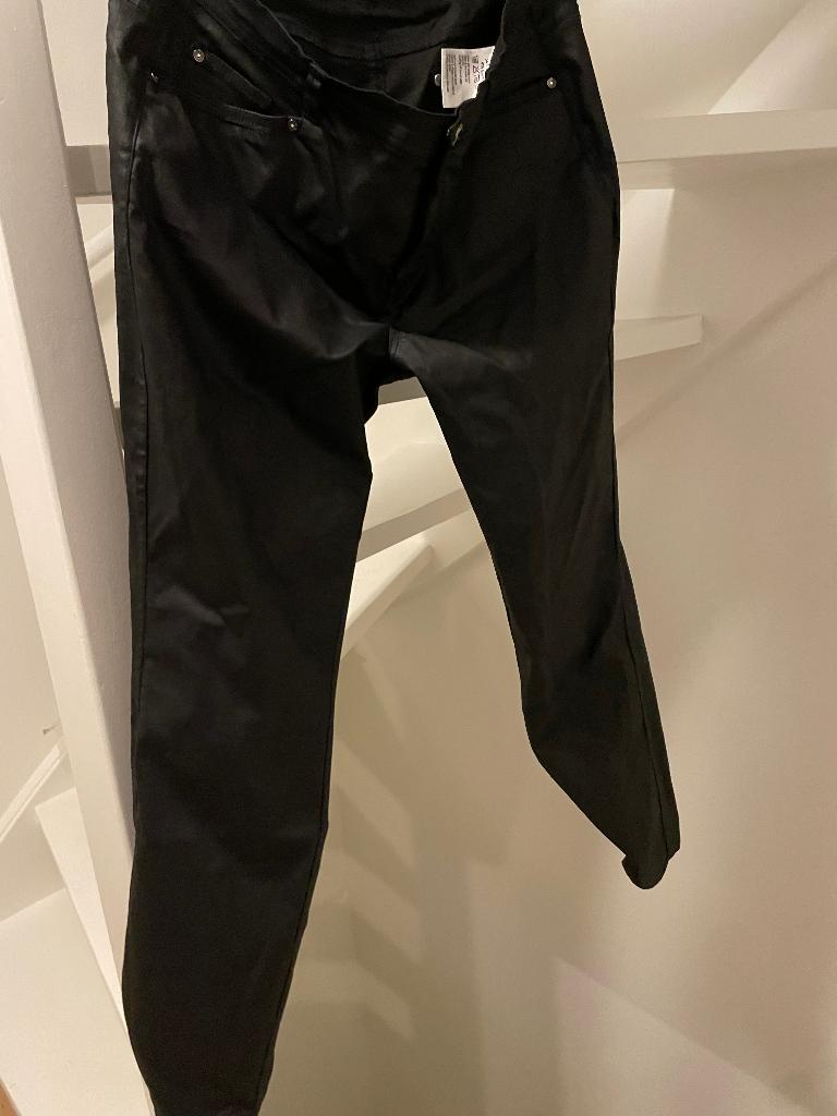 Cro broek zwart leatherlook maat 40, Kleding | Dames, Maat 38/40 (M), Zwart, C.ro, Ophalen of Verzenden