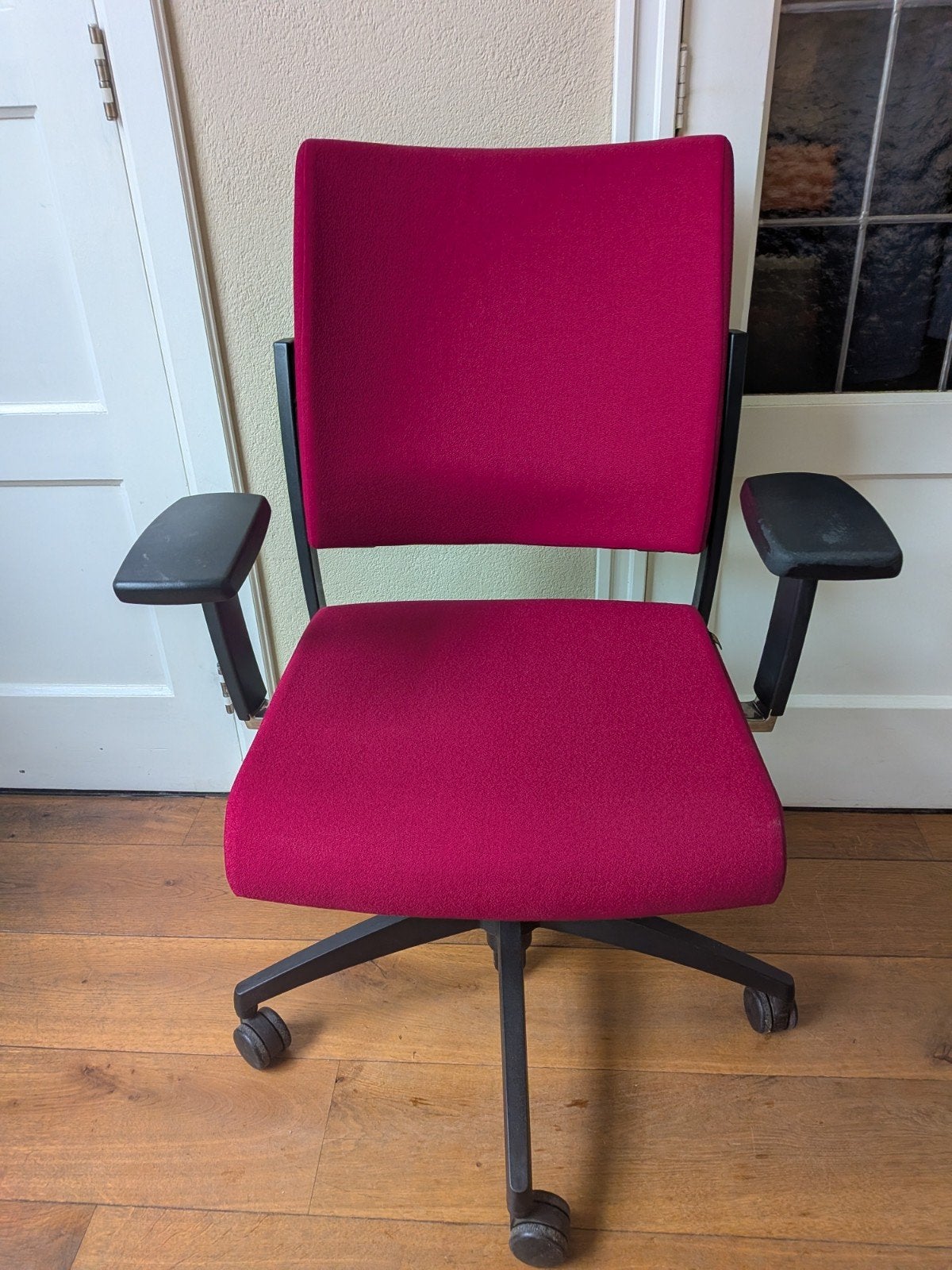 Stevige en comfortabele bureaustoel, Ophalen, Zo goed als nieuw, Rood