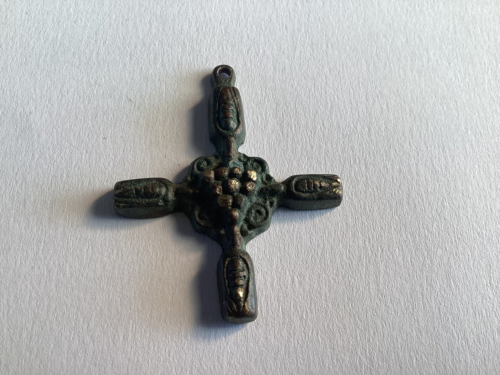 BYZANTIJNS  BRONZEN   KRUISHANGER  ROND  DE. 12  EEUW, Ophalen, Brons