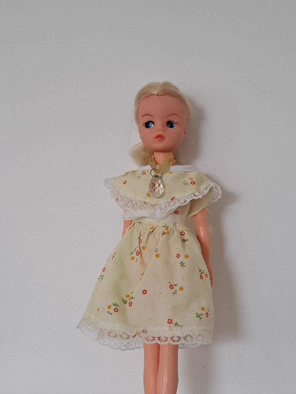 Gele jurk en ketting voor barbie sindy fleur excl pop, Ophalen of Verzenden, Gebruikt, Kleertjes