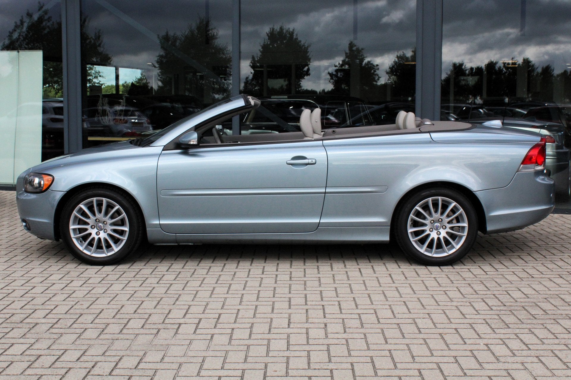 Volvo C70 Convertible 2.4i 170pk Summum AUTOMAAT 72476km! NL, Auto's, Dealer onderhouden, C70, Gebruikt, Beige