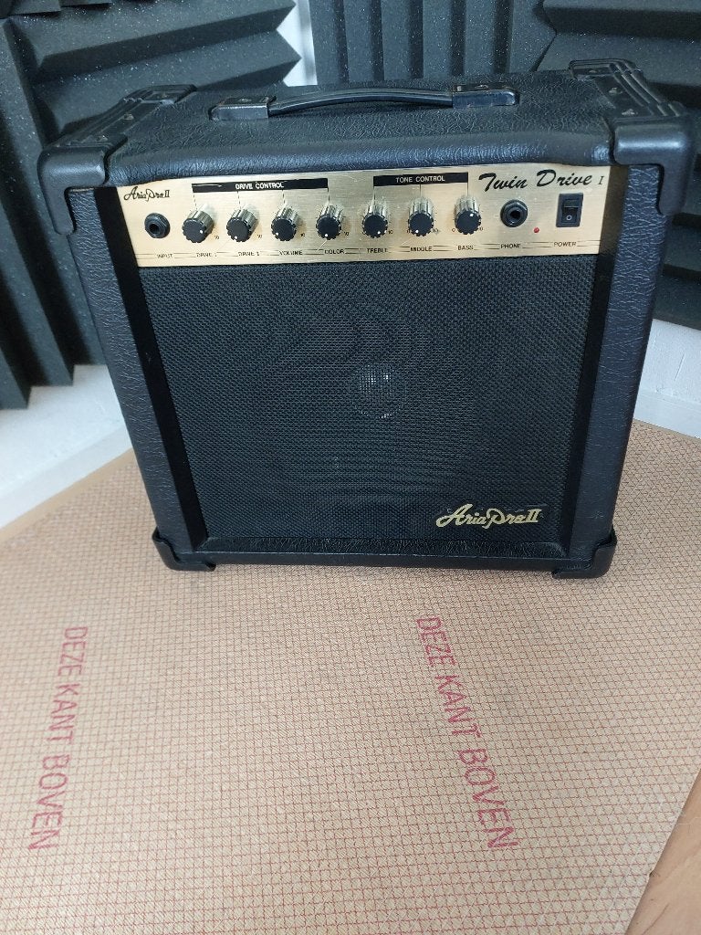 Aria Pro Twin Drive gitaar versterker, Muziek en Instrumenten, Ophalen of Verzenden, Zo goed als nieuw, Gitaar, Minder dan 50 watt