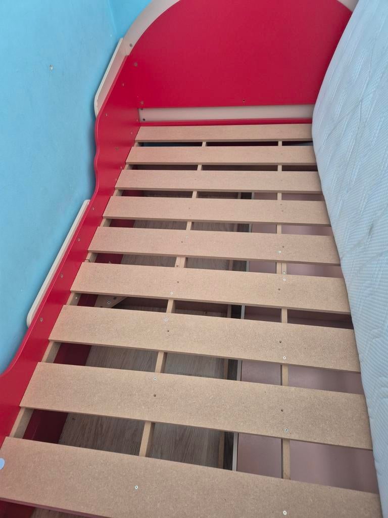Kinderbed rood met opberglades en matras, Lattenbodem, Ophalen of Verzenden, 180 cm of meer, 100 cm of meer