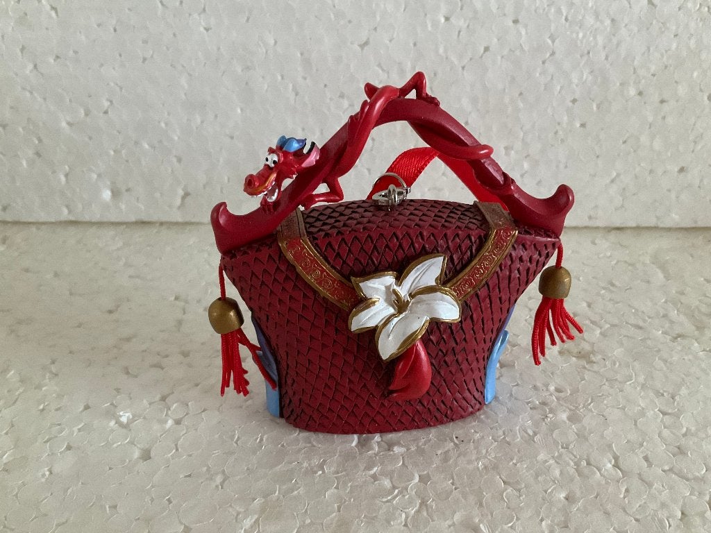 Disney ornament - tasje van Mushu (Mulan), Verzamelen, Disney, Ophalen of Verzenden, Overige figuren, Zo goed als nieuw, Beeldje of Figuurtje