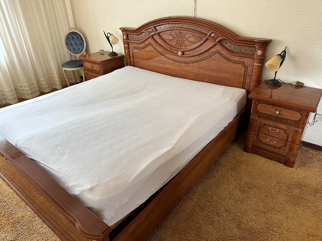 Bed met twee nachtkastjes en grote kledingkast, Ophalen, Gebruikt, Bruin, Tweepersoons