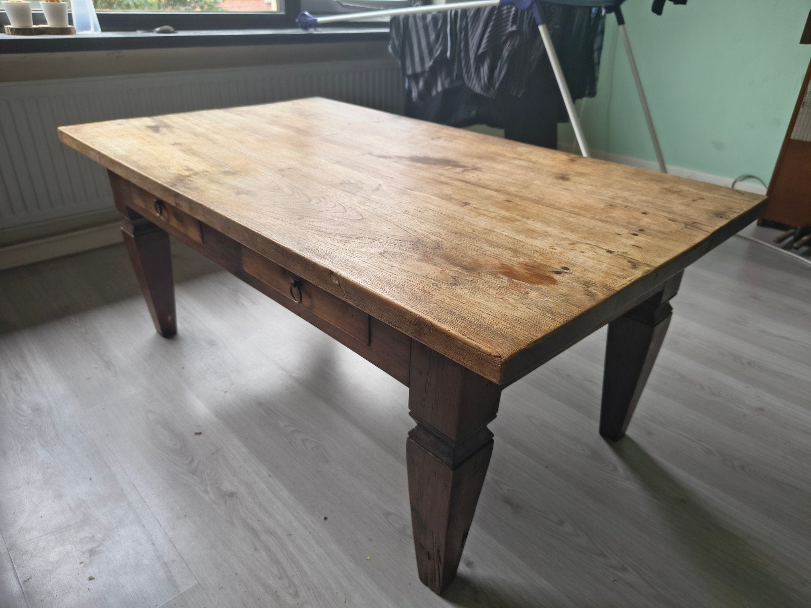 Robuuste houten salontafel met lades, Huis en Inrichting, Tafels | Salontafels, 50 – 75, Gebruikt, 100 tot 150 cm, Rustiek, Landelijk