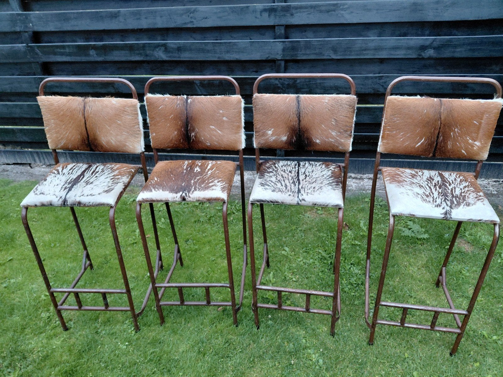 mooie barkrukken bekleed met koeienhuid, geitenhuid., 4 krukken, Ophalen, Metaal, 60 tot 90 cm