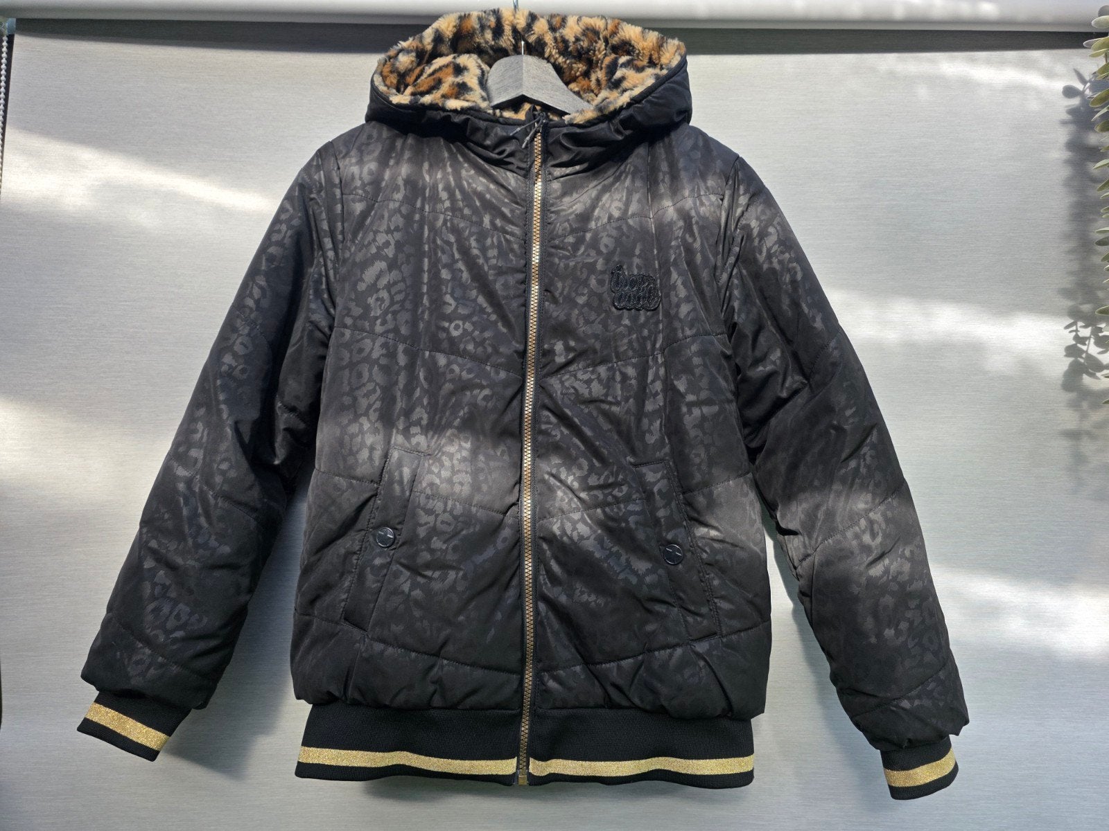 WE Fashion Omkeerbare Jas Panterprint Zwart Maat 164, Jongen of Meisje, Ophalen of Verzenden, Zo goed als nieuw, WE Fashion