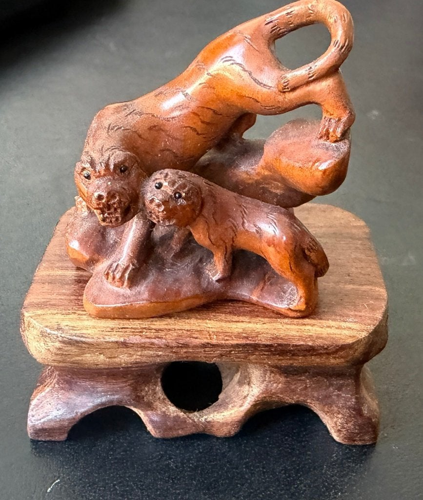 Hardhouten Netsuke van een tijger met jong, Verzamelen, Dierenverzamelingen, Ophalen of Verzenden, Nieuw, Wild dier, Beeldje of Figuurtje