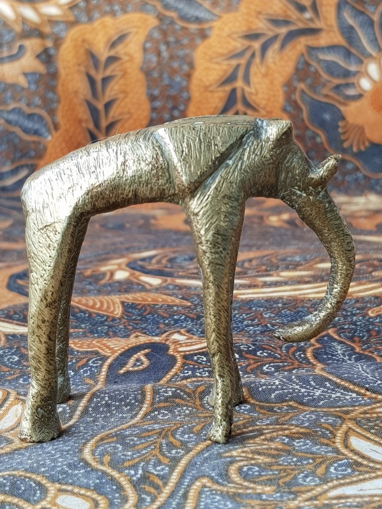 Mooi zwaar antiek brons olifant beeldje uit Afrika 7,5 cm.