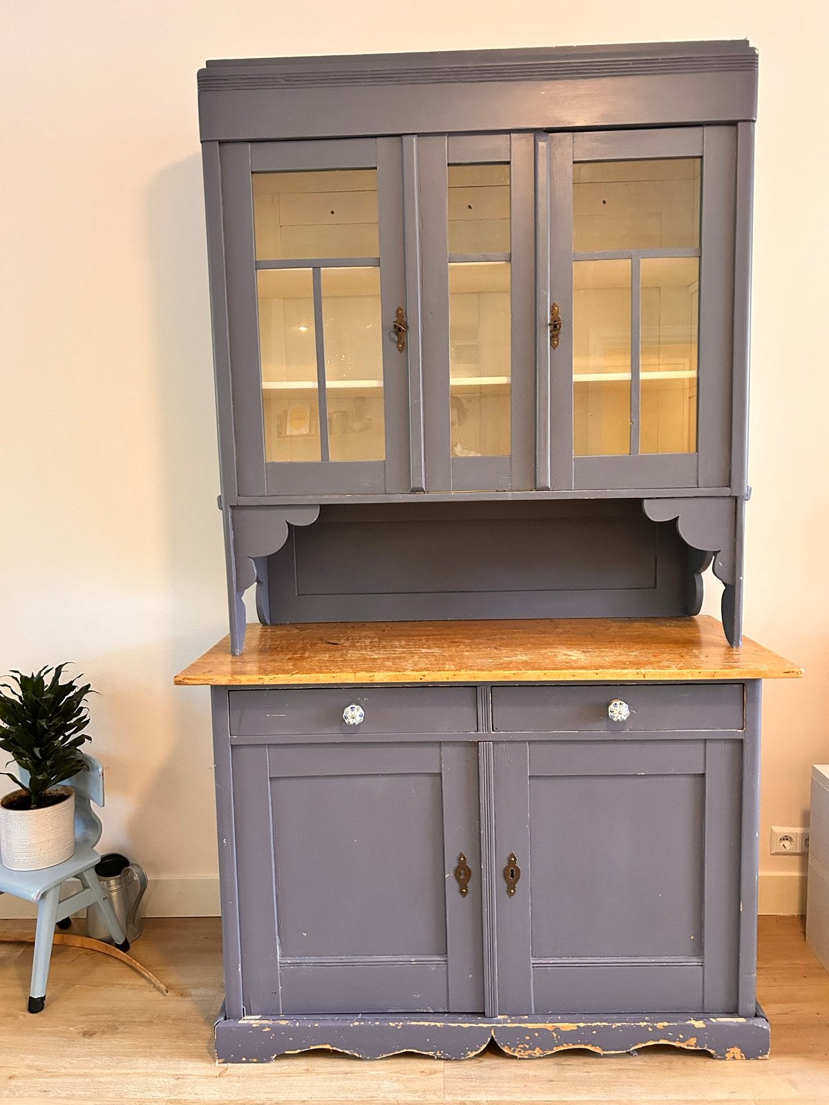 Antieke buffetkast/vitrinekast - Grijs paars 220hx130bx60d, Ophalen
