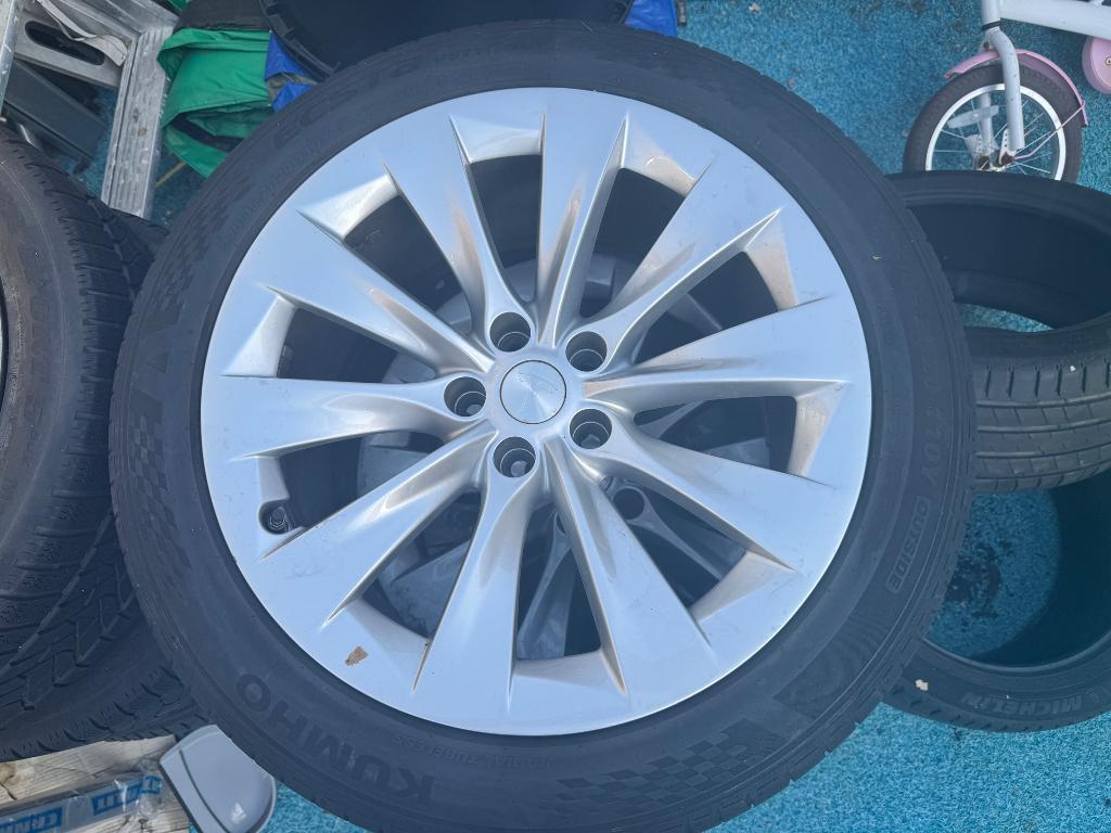 Tesla originele turbine velgen 19 inch + 2 achterbanden, Auto-onderdelen, Banden en Velgen, Gebruikt, Velg(en), 235 mm, Zomerbanden